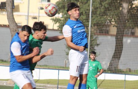 Samuel Noé Mena y Adam Mastari, del juvenil A del San Fernando CD, pelean por un balón junto a un jugador marbellí. 