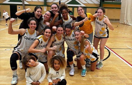 Las jugadoras de la SD Candray celebran el contundente triunfo logrado ante el San Felipe Neri de Cádiz y que deja a las isleñas como líderes en solitario.