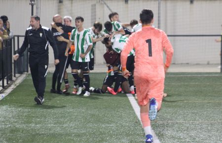 El Córdoba CF y su entrenador Rafa Navarro, a la izquierda, celebraron por todo lo alto el gol de Manu Romero en el minuto 84 que le dio la victoria. 