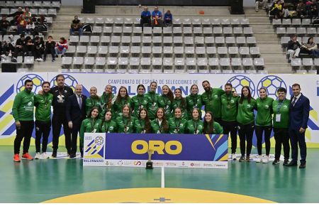 Marta Bouzo aparece agachada, la segunda por la derecha, con la selección andaluza tras recibir el trofeo de campeonas de España y las correspondientes medallas de oro.
