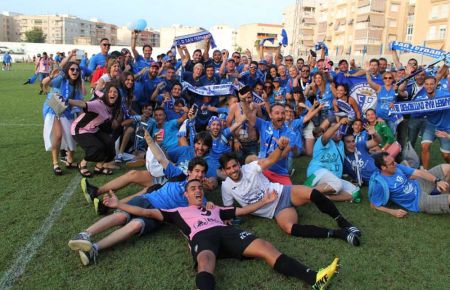 Los jugadores y aficionados del San Fernando CD festejaron por todo lo alto el ascenso logrado el 26 de junio en Águilas. 