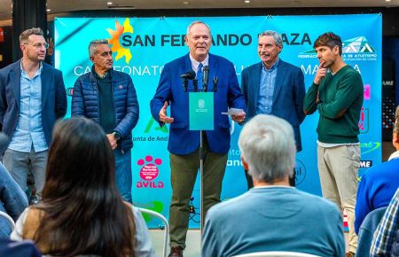 Antonio Rojas se dirige a los presentes en el acto.