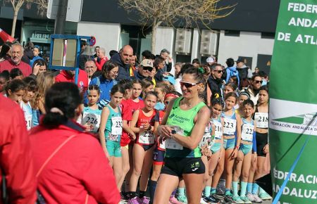 La algecireña Ainhoa Pinedo, vencedora en los 20 kilómetros, sonríe al paso por la meta y ante los gritos de ánimo de los jóvenes marchadores.