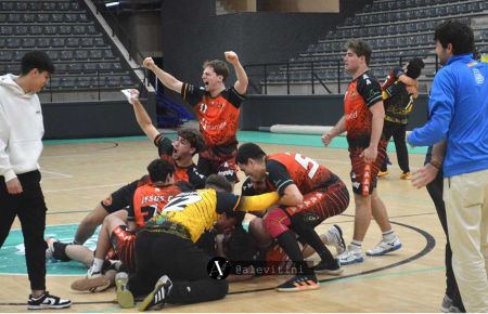 Los jugadores isleños celebran el gol del triunfo ante La Salle.