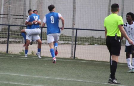 Rubén Puentedura (dorsal 16) abraza a Arroyo, que le puso el centro en el 1-0 del San Fernando CD juvenil al Marbella. 