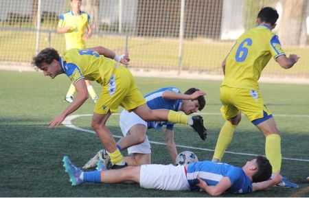 Germán Peinado se lleva un balón ante Pablo Ruiz Insúa y Toni Fernández, ambos del Balón, y con Miguelito Alconchel doliéndose sobre el césped.