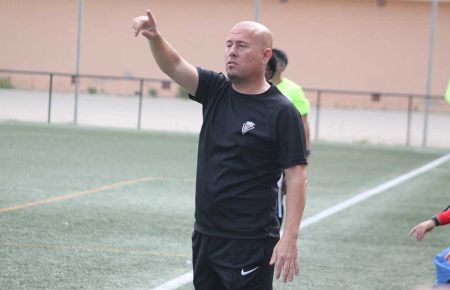 El entrenador del San Fernando CD juvenil, Paco Lozano, hace una indicación a sus jugadores durante el partido con el Marbella. 
