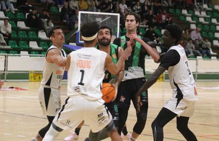 Juan Antonio Rodríguez-Guerra y Carlos Galán, en el partido con el BC Badajoz de la primera vuelta en el pabellón del Parque. 