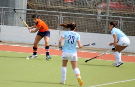 Rocío Gutiérrez golpea la bola ante dos jugadoras rivales. 