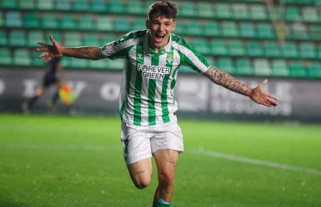 El extremo isleño del Real Betis, Rubén Richarte, festeja el gol que le hizo al Real Madrid en octavos de final de la Copa del Rey.
