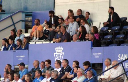 Antonio Rojas, junto a Louis Kinziger en el palco del estadio Bahía Sur. 