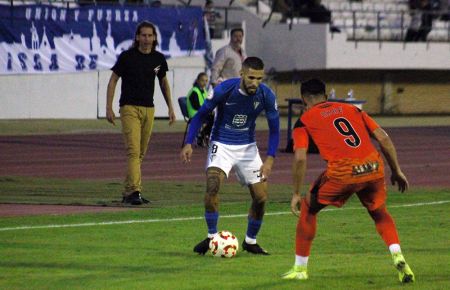 Julio Iglesias y el artillero del Xerez CD, Nané, que puede ser baja, en el partido de la primera vuelta y bajo la atenta mirada del técnico xerecista Checa.