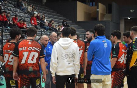 José Navarro da instrucciones a sus jugadores.