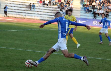 La aportación de Julio Iglesias, que fue sorprendente suplente la pasada jornada, se antoja fundamental en el San Fernando CD. 
