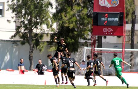 Sergi Barjuan celebró su gol con este gran salto ante sus compañeros, incluyendo el meta Juanma Lozano que había subido a rematar.