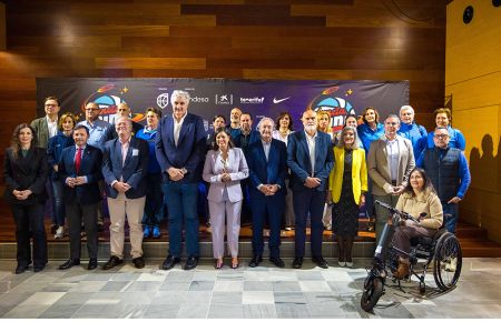 Las autoridades y representantes de los clubes posaron juntos tras la presentación del Campeonato de España en el Ayuntamiento.