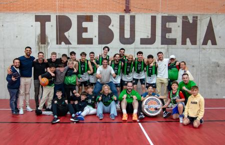 Los jugadores, técnicos, un grupo de aficionados, directivos y la presidente María Gómez celebraron la permanencia.