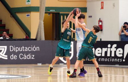 Manuel Camacho y Alberto Fernández, de la selección andaluza masculina, presionan a un jugador de Galicia.