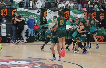 Las jugadoras de Andalucía celebran el pase a la final tras su gran remontada ante Cataluña. Y al fondo también lo festeja el staff técnico.