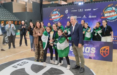 Patricia Cavada y el vicepresidente de la FEB Antonio de Torre entregaron la copa de campeón a las capitanas de Andalucía.