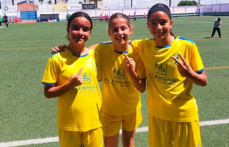 Miriam Sánchez Rego, Paola Martínez Rosano y Virginia López García, de la Escuela Bahía-SFCD, fueron campeonas provinciales en Guadalcacín.