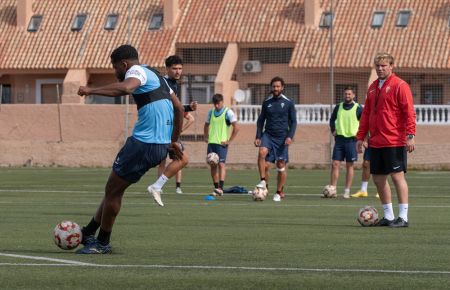 Jaime Bugatto observa el disparo del delantero brasileño Vanderson, que apunta a titular este sábado en Estepona.