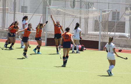 Lucía Torrejón celebra, brazo en alto, el 1-0 del CH San Fernando y que logró tras desviar un lanzamiento de su compañera Helena González (dorsal 99)