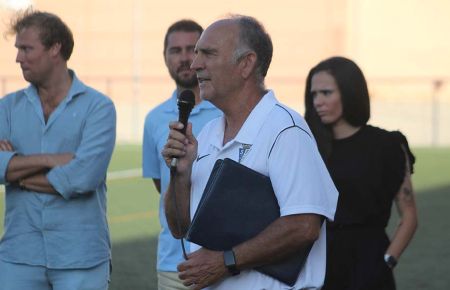 Juan José, que marcó el gol del ascenso del CD San Fernando a Tercera División en el estadio Carranza en 1984, con Jaime Bugatto y Tati Maldonado en segundo plano, durante la clausura de la Escuela Bahía en 2024
