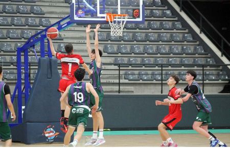 Ángel Martín, del Fundación CB Granada, lanza a canasta ante la oposición de Alejandro Polo, del Unicaja, durante la segunda semifinal. 