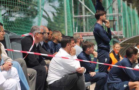 Louis Kinziger presenció el partido junto a otros miembros del club y los jugadores lesionados y no convocados.