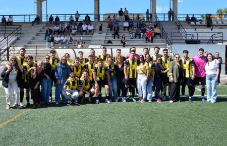 El GE Bazán tuvo el bonito detalle de invitar a las madres de los jugadores y todos ellos posaron juntos antes del inicio del partido. 