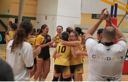 Las jugadoras de la SD Candray celebran el triunfo ante el Coria ante los aplausos de dos de sus entrenadores. 