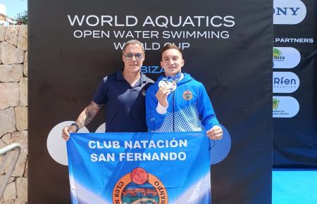 El nadador Yerai Amado y su entrenador Pachi Arce.