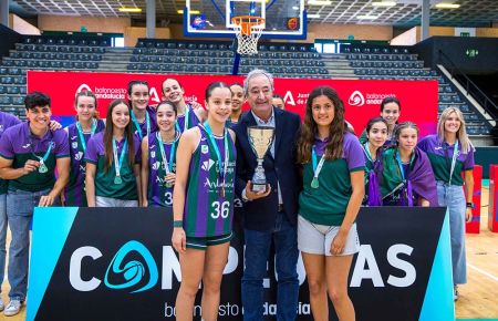 El presidente de la Federación Andaluza, Antonio de Torres fue el encargado de entregar la copa de campeón a las capitanas del Unicaja. 