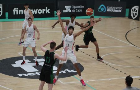 Izan Almansa intenta tapar un pase de un jugador del Joventut en la final de 2021 que ganó el Real Madrid por 78-40.
