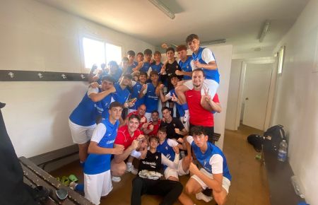 El cadete A del San Fernando CD celebra el importante triunfo logrado en Jerez. 
