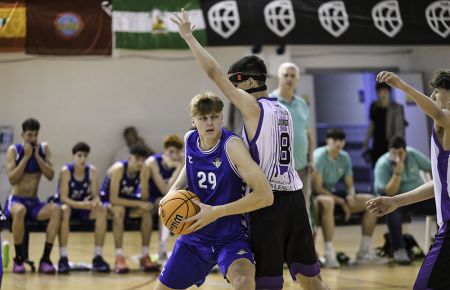 El Fundación Real Betis venció cómodamente al Gandía en Cádiz y este martes se jugará el primer puesto ante el Joventut de Badalona en el pabellón Manuel Prado. 