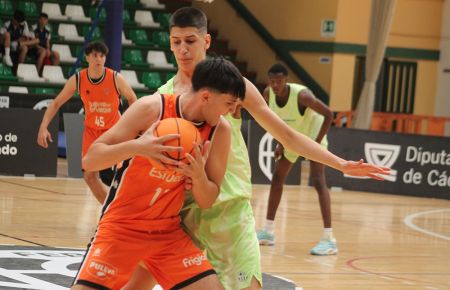 Pablo Palomares, del Valencia Basket, agarra el balón con fuerza ante la defensa del serbio del FC Barcelona, Nikola Kusturica. 