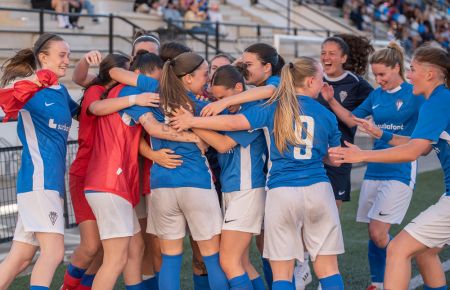 El San Fernando CD senior femenino celebra uno de los seis goles que le hizo el domingo al Doña Blanca en Sacramento. 