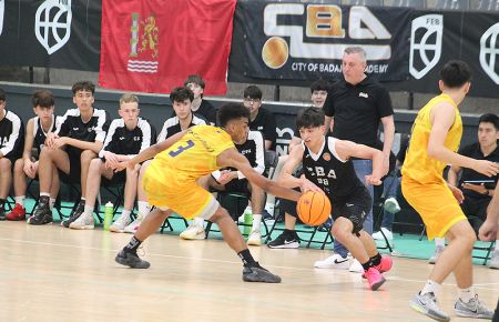 El base del CBA Badajoz, Jorge Rodríguez 'Cape', poco antes de su lesión de tobillo, se escapa de la vigilancia de David Lorenzo, del Gran Canaria. 