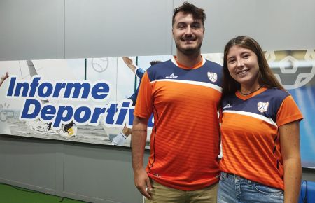 Los jugadores del CH San Fernando, Adrián Fernández y Ana Torrejón acudieron el lunes al programa 'Informe Deportivo' de Islatel. 