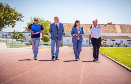 La alcaldesa Patricia Cavada, junto al coronel Francisco Lorenzo, el concejal de Deportes Antonio Rojas y el presidente del club Carmona Páez. 