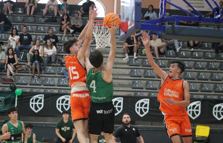 Izan Pérez, del Joventut de Badalona, intenta anotar ante la oposición de Roger Villarejo, del Valencia Basket. 