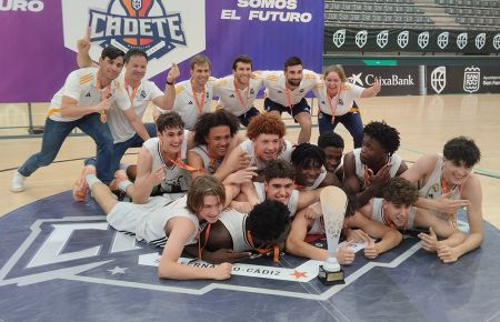 El Real Madrid y su equipo técnico liderado por Armando Gómez celebran el cuarto Campeonato de España cadete que logran en San Fernando. 