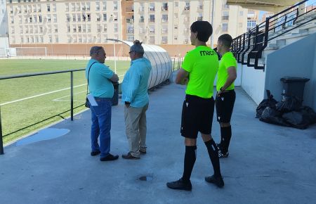 El colegiado del partido y el delegado federativo, esperando la llegada del Espera, que no ocurrió este domingo en Sacramento.