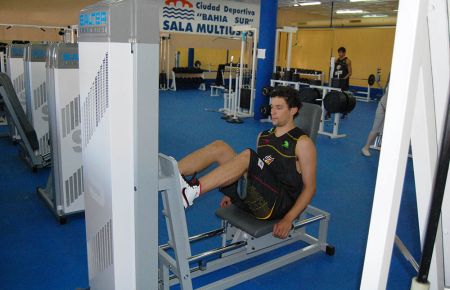 Sergio Llull se ejercita en el gimnasio de Bahía Sur durante la concentración de España en agosto de 2009 en San Fernando. 