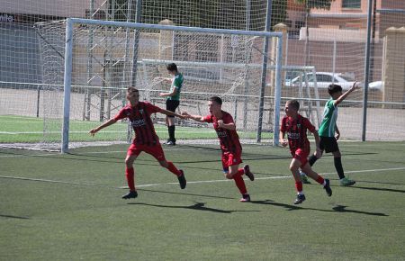 La UD Roteña celebra el primer gol que le hizo al Pastora 1966 infantil, que reclamó un fuera de juego de su autor, el pasado domingo en Gómez Castro. 