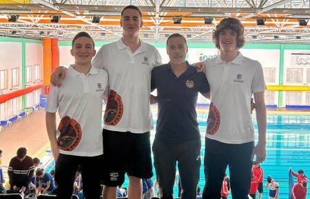 Los nadadores Yerai Amado, David Rodríguez y Guillermo Espinosa posan con el entrenador del Club Natación San Fernando, Pachi Arce. 