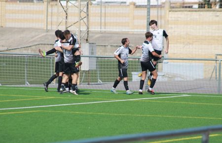 Jaime Sánchez, autor de los dos goles del San Fernando Atlético, es aupado por Fran Blanco tras marcar el 1-0 a la Juventud Sanluqueña. 