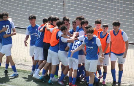 El cadete A del San Fernando CD celebra el 1-0 al Alcalá del Valle, obra de Mateo Rendón, que aparece en primer plano. 